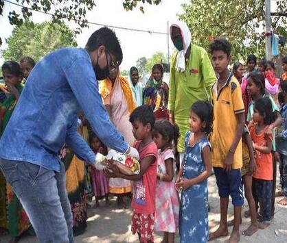 Distributing food among hungry kids during the pandemic.